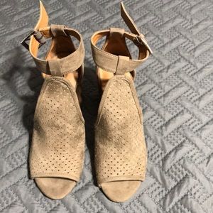 Universal Thread Heels
